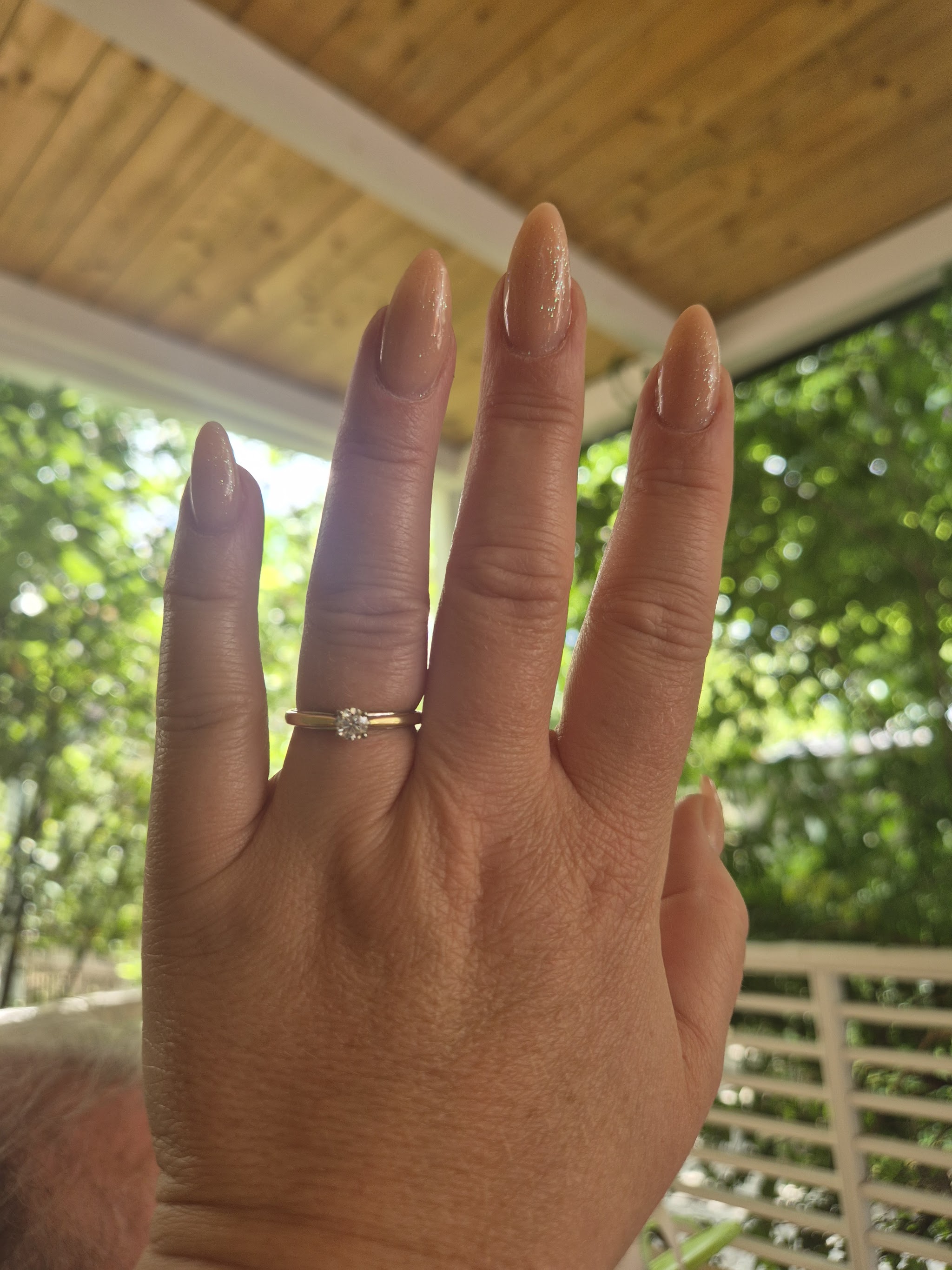 Lange nude amandelnagels, foto van een klant