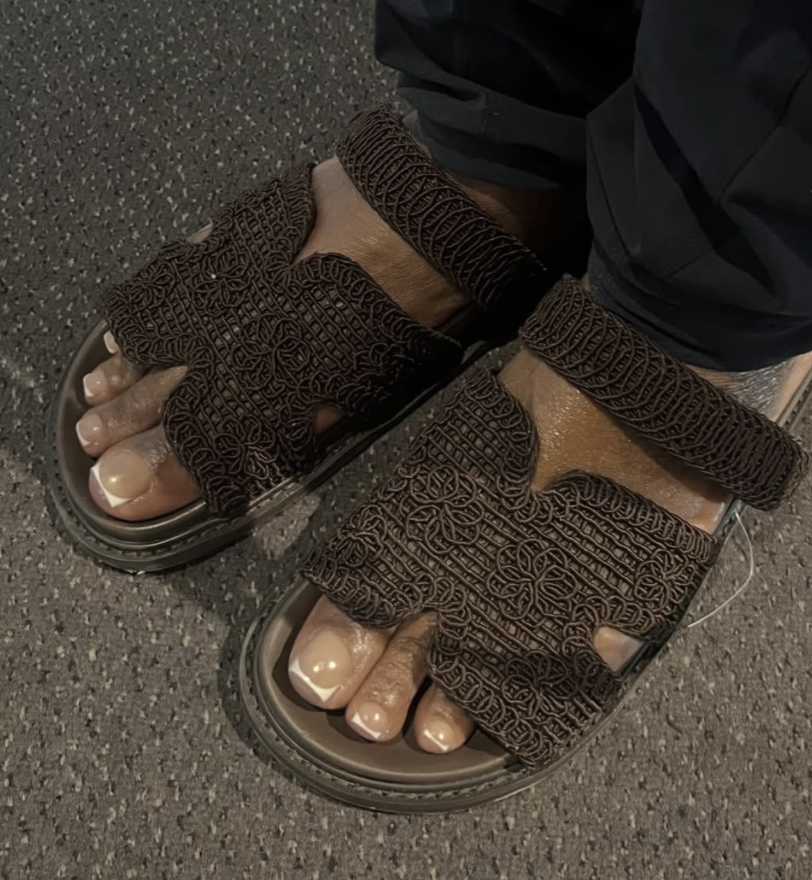 French op de tenen in bruine sandalen