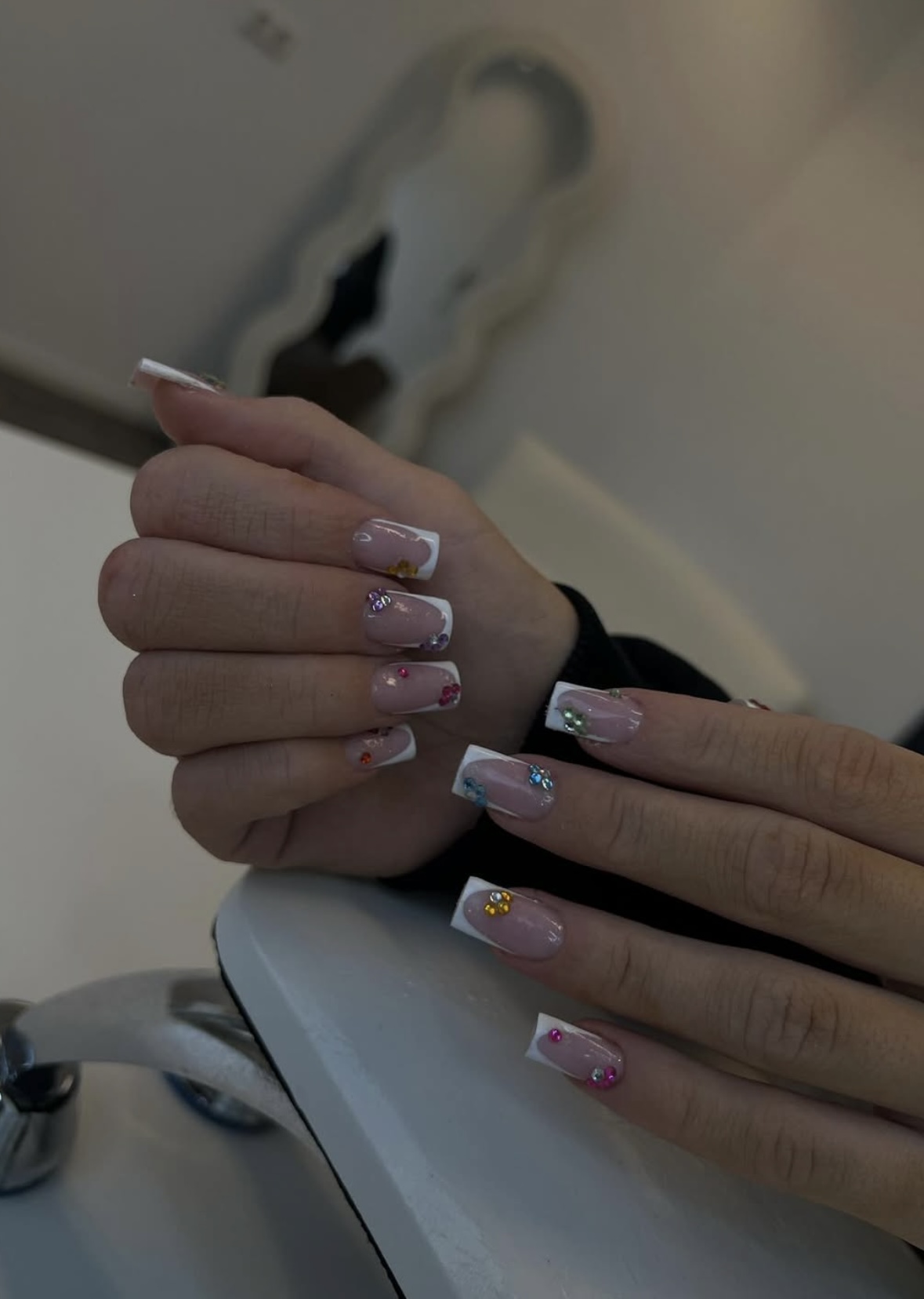 French tips met fijne nail art en steentjes