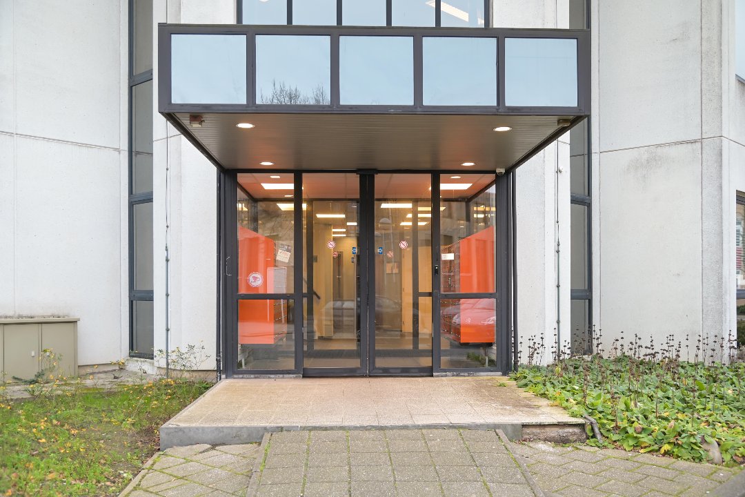 De ingang van het gebouw aan de Ligusterbaan 1