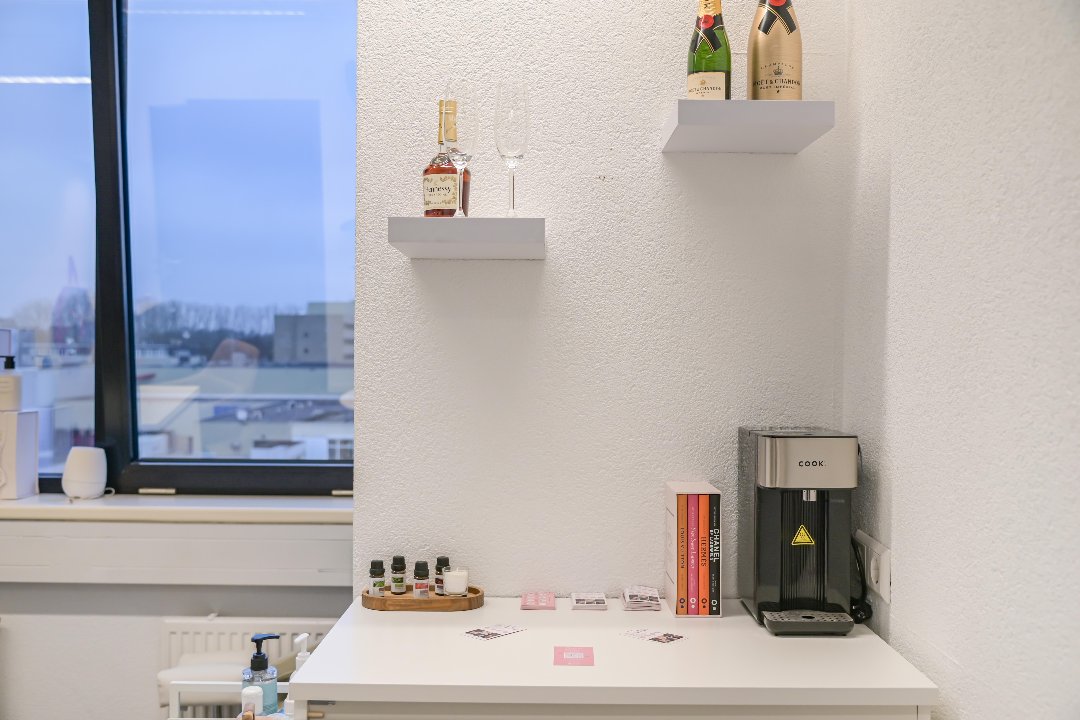 Plank met champagne en een koffiemachine in de studio